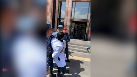 Ոստիկաններն ուժով բերման են ենթարկում բժշկական խալաթներով ակցիա անողներին