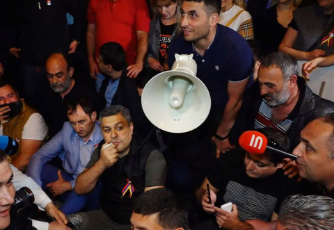 «Հայաստանն առանց թուրքի». Վանեցյանը և իր թիմակիցները նստացույց են անում Կառավարության մոտ