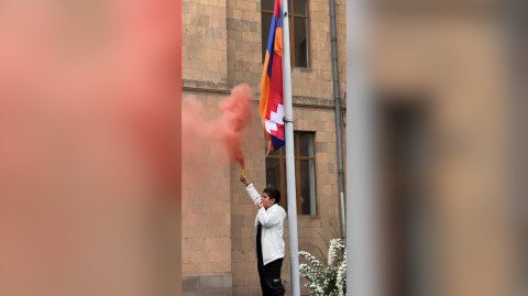 13 տարեկան Արան, որին երեկ բերման էին ենթարկել, Արցախի դրոշն է բարձրացրել Կոնսերվատորիայի մոտ