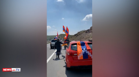 Ասպրամ Կրպեյանի խմբին Չարենցավանի մոտ դիմավորում են աջակիցները