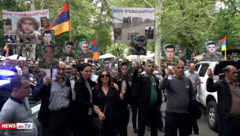 Արթուր Դավթյան, նայի տղաների նկարներին, իրենց ես ընտրո՞ւմ, թե՞ Նիկոլ Փաշինյանին. զոհվածի ծնող