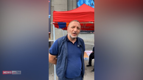 Զոհված զինծառայողների ծնողներն Ազատության հրապարակում հանում են տեղադրված վրանը