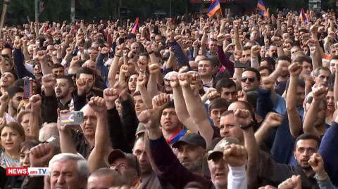 Ֆրանսիայի հրապարակում երգում են «Զարթնիր լաո»–ն