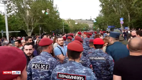 Մեծ թվով կարմիրբերետավորներ Ֆրանսիայի հրապարակում. Իշխան Սաղաթելյանը կոչ արեց սադրանքի չտրվել