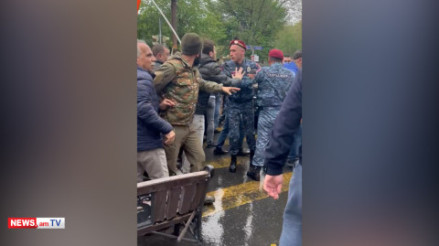 Ցուցարարները աղբամաններով եւ նստարաններով փակել են Ալեք Մանուկյան փողոցը. քաշքշուկ սկսվեց