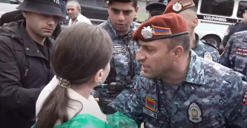 «Մի հրեք». թեժ վիճաբանություն Աննա Մկրտչյանի և կարմիրբերետավորի միջև