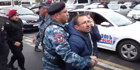 Կարմիրբերետավորները գետնին են տապալում եւ քարշ տալով բերման ենթարկում ցուցարարներին