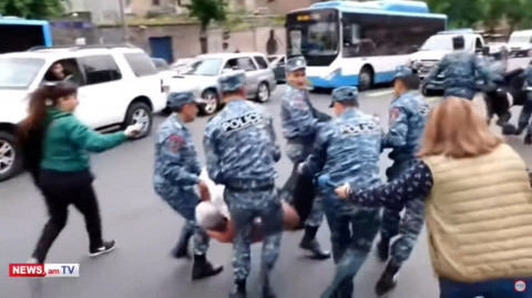 Ոստիկանները գետնին են տապալել եւ բերման են ենթարկում ցուցարարներին