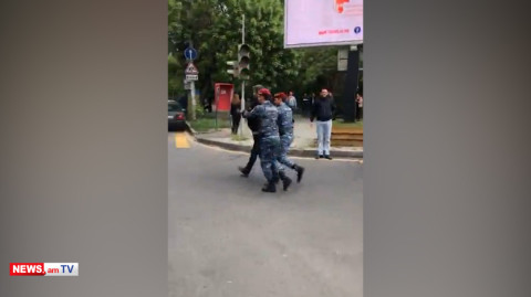 Ցուցարարները փակել են Մոսկովյան-Նալբանդյան խաչմերուկը. կարմիրբերետավորները նրանց բերման ենթարկեցին
