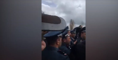 «Մի արա, էս խփո՞ւմ ես արա». վիճաբանություն ոստիկանների եւ ցուցարարների միջեւ