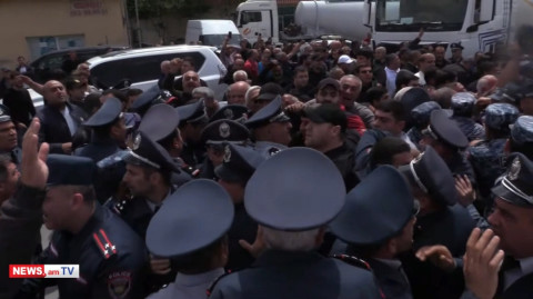 Քաշքշուկ ոստիկանների եւ ցուցարարների միջեւ. մարզային ճանապարհային իրավիճակը կտրուկ սրվեց