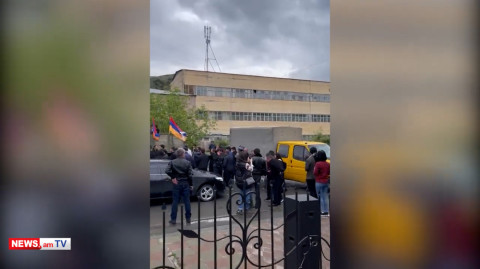 Քաղաքացիները մեքենաներով փակել են Գորիս–Երեւան ճանապարհը
