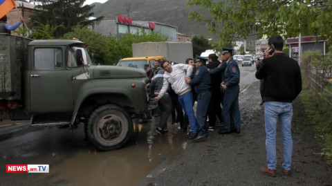 Ցուցարարները բեռնատարներով փակել են Վայք–Երեւան ավտոճանապարհը. իրավիճակը մի պահ սրվեց