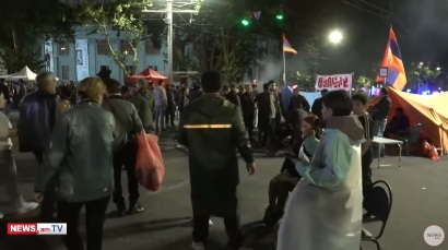 ՈՒՂԻՂ. Ընդդիմությունը 3֊րդ գիշերն է անցկացնում Ֆրանսիայի հրապարակում