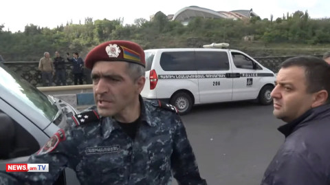 Կամերան կոխում ես աչքս, արա. կարմիրբերետավորը՝ երիտասարդ աղջկան