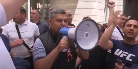 «Առանց թուրքի Հայաստան». Արթուր Վանեցյանը համակիրների հետ ԱԳՆ–ի դիմաց է