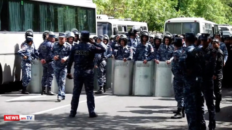 Ոստիկանները սաղավարտներով կազմ–պատրաստ կանգնած են ԱԺ–ի դիմաց