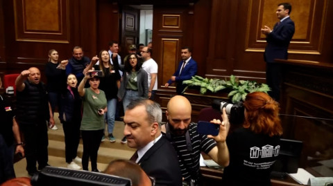 Ընդդիմադիրներն ԱԺ դահլիճում վանկարկում են «Առանց Նիկոլ Հայաստան»
