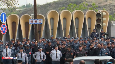 Ոստիկանները մի քանի շարքով պատ են կազմել Կառավարական ամառանոցի մոտ
