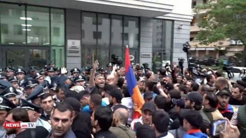 Քաղաքացիներն ԱԳՆ–ի մոտ փորձեցին տեղադրել Արցախի դրոշը. քաշքշուկ սկսվեց