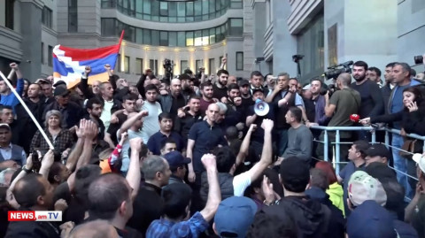 Իշխան Սաղաթելյանին հաջողվեց մտնել ԱԳՆ–ի շենք եւ տեղադրել Արցախի դրոշը