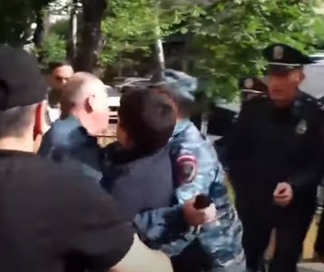 Ոստիկանները քաշքշելով բերման են ենթարկում մայթին կանգնած ցուցարարներին