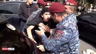 Թողեք, երեխա ա. կարմիրբերետավորները քաշքշում են անչափահաս տղային
