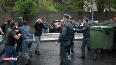 Յուրի Խաչատուրովի որդուն ու մյուս ցուցարարներին բիրտ ուժով բերման ենթարկեցին