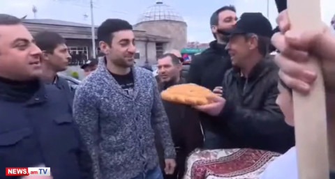 «Դիմադրություն» շարժման անդամներին Սպիտակում աղուհացով են դիմավորում