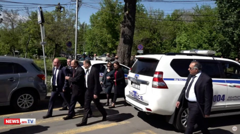 Ոստիկանները թույլ չեն տալիս լրագրողներին մոտենալ պատգամավորներին եւ նախարարներին