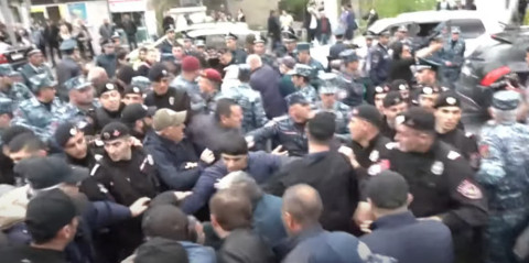 Ոստիկանները անակնկալ հարձակվեցին եւ սկսեցին ուժով բերման ենթարկել ցուցարարներին