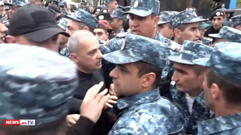 Բերետավորները բիրտ ուժով բերման են ենթարկում ցուցարարներին. քաշքշել են նաեւ պատգամավորներին