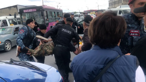 Սեւբերետավորները գրկած բերման են ենթարկում խաղաղ երթի մասնակցին