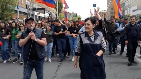 Քաղաքացին դուրս է եկել աշխատավայրից և միացել երթի մասնակիցներին