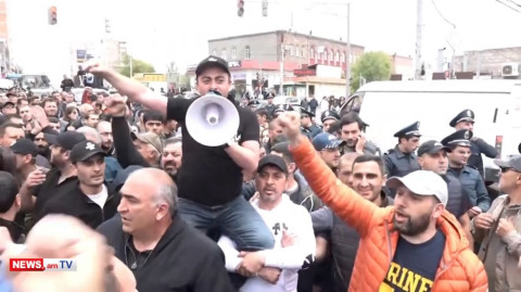 Կփակենք ինչքան ուզում ենք, հետո կշարունակենք երթը․ Իշխան Սաղաթելյանը՝ ոստիկաններին