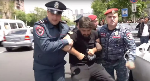 «Երիտասարդի ձայնի» անդամները նստեցին Աբովյան փողոցում. ոստիկանները նրանց ուժով բերման ենթարկեցին