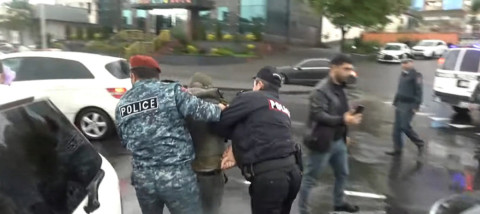 Կարմիրբերետավորները Ծիծեռնակաբերդի խճուղու հատվածից ավտոերթի մասնակիցներին բերման են ենթարկում