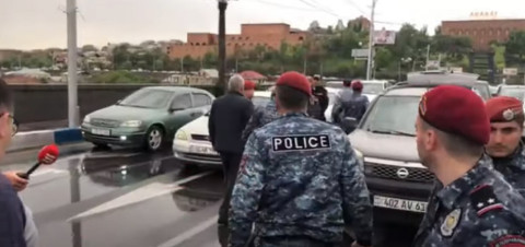 «Թևերն ոլորեք, տարեք». կարմիրբերետավորներն ավտոերթի մասնակիցներին բերման են ենթարկում