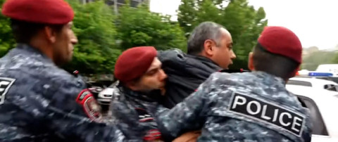 Կարմիրբերետավորներն առանց հիմնավորում ներկայացնելու բերման են ենթարկում երթի մասնակիցներին
