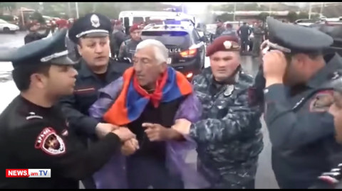 Կարմիրբերետավորները ուժով բերման են ենթարկում երեք պատերազմների մասնակից Ժորա պապիկին