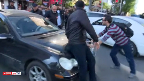 Վարորդն ավտոմեքենան վարում է ցուցարարի վրա