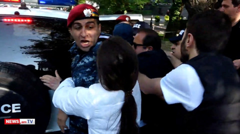 «Ի՞նչ ես ուզում ինձնից»․ կարմիրբերետավորը՝ Աննա Մկրտչյանին