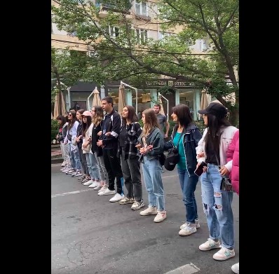 «Առանց Նիկոլ, Հայաստան». «Երիտասարդի ձայնը» նախաձեռնությունը փակել է Աբովյան փողոցը