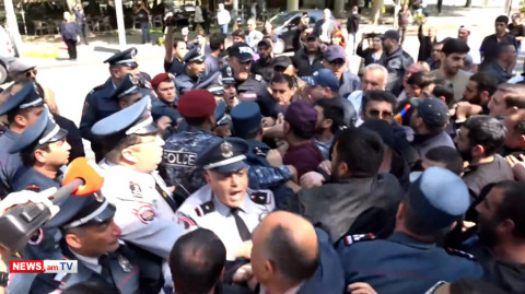 Քաշքշուկ՝ ոստիկանների և ցուցարների միջև