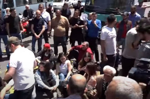 Քաղաքացիները փակել են Մաշտոց–Ամիրյան խաչմերուկը