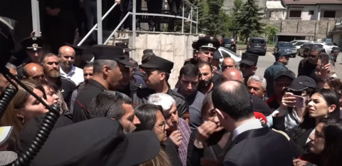 «Վախկոտ, Նիկոլի շուն». զոհվածների ծնողների և ոստիկանների միջև քաշքշուկ սկսվեց