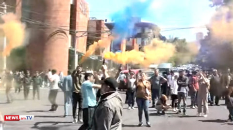 Ցուցարարները գունավոր ծուխ բաց թողեցին Տերյան-Կորյուն խաչմերուկում