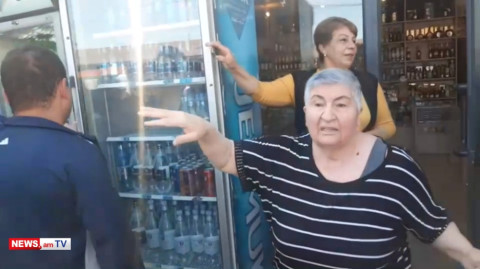 Քաղաքացին ջուր է հյուրասիրում ցուցարարներին