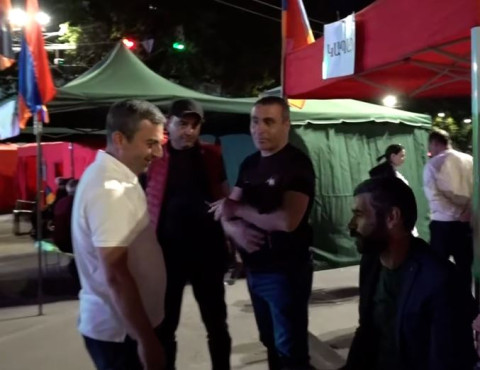 Իշխան Սաղաթելյանը շրջում է Ֆրանսիայի հրապարակում տեղադրված վրաններով