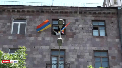 Քաղաքացին Հայաստանի եւ Արցախի դրոշներով պատուհանից ողջունում է ցուցարարներին